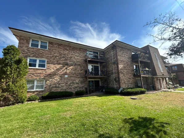 9817 Nottingham Ave APT 303, Chicago Ridge, IL 60415