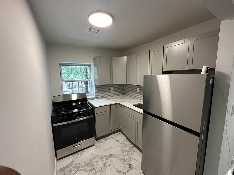 1358 University Ave #2 — Photo 6
