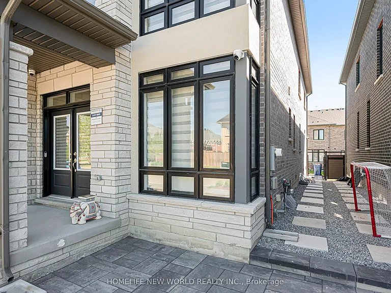 80 Weslock Cres — Photo 3