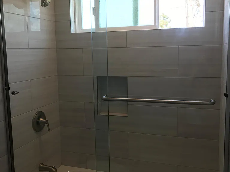 master bath shower/tub