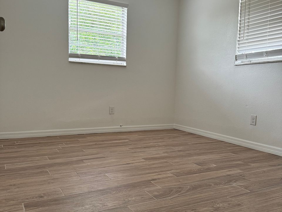 2nd image of 747 Park Manor Dr