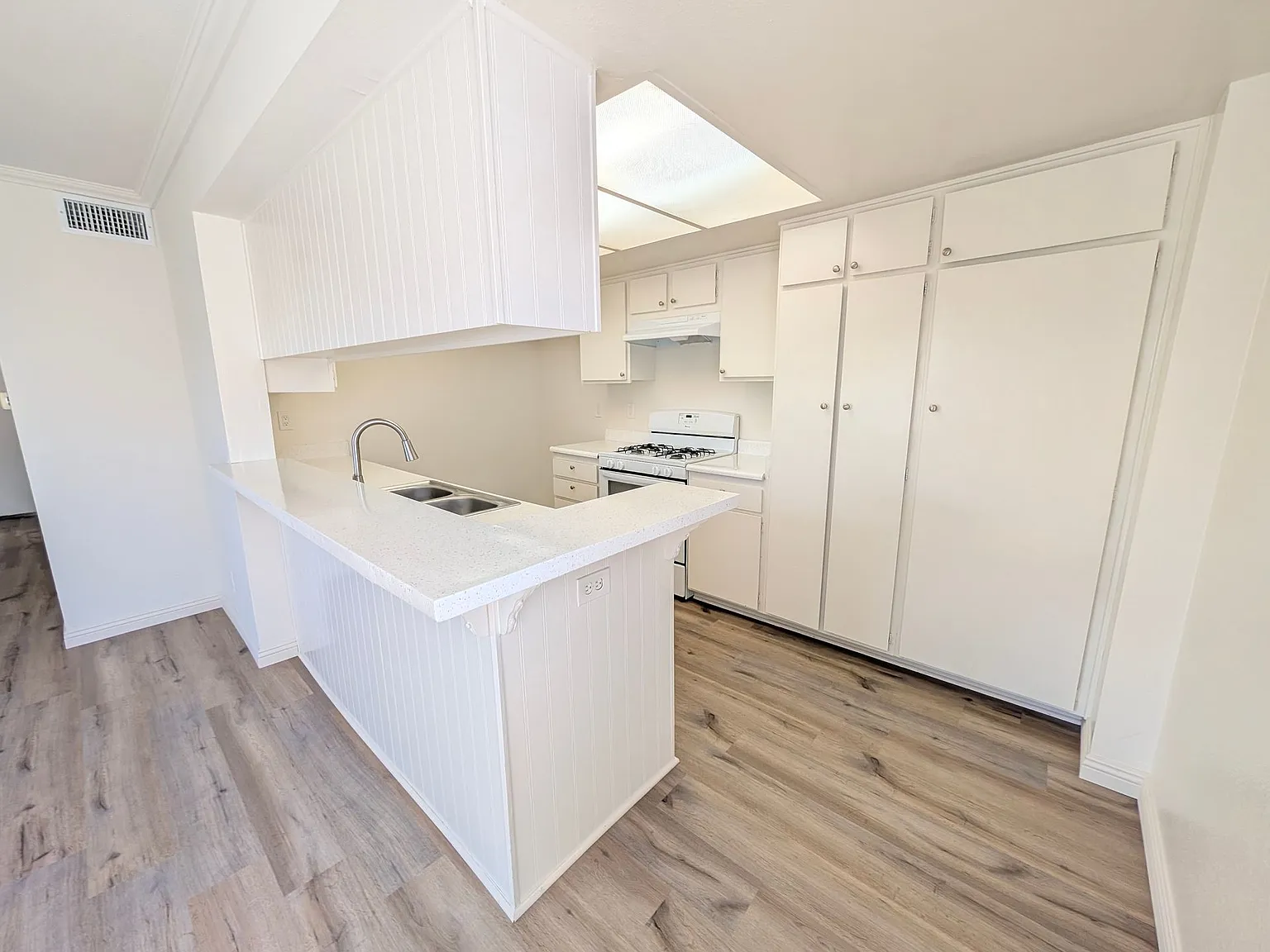 Chateau Lamont Apartments — Photo 4