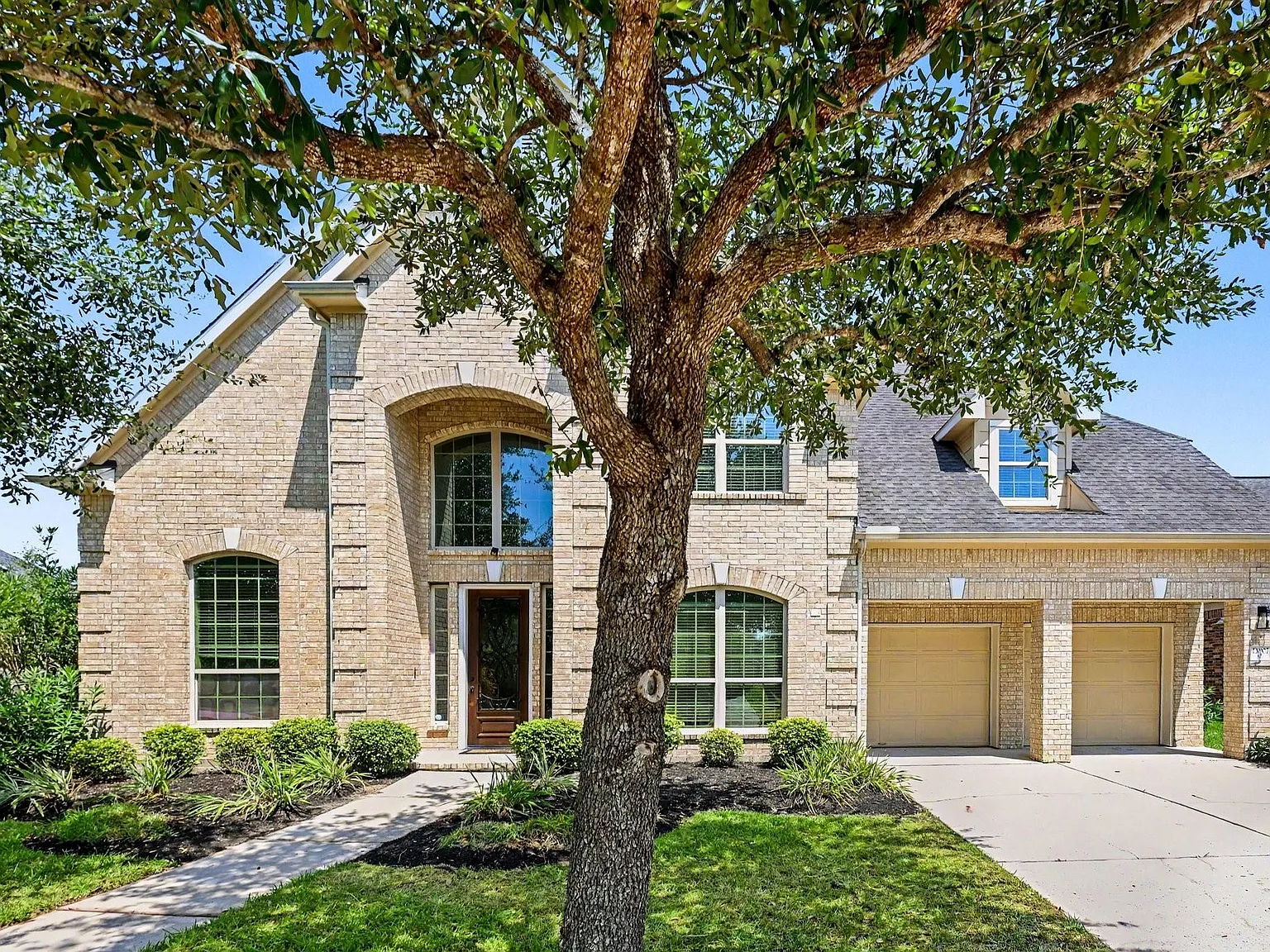 4 bed, 3.5 bath, 4037 sqft, $3,700 — Photo 1