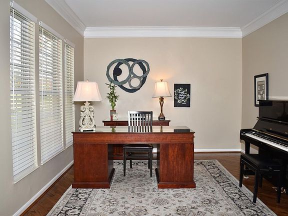 4th image of 675 Bostwick Ct