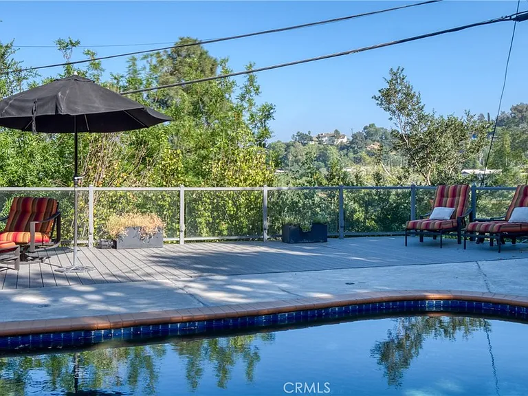 7796 Skyhill Dr — Photo 24