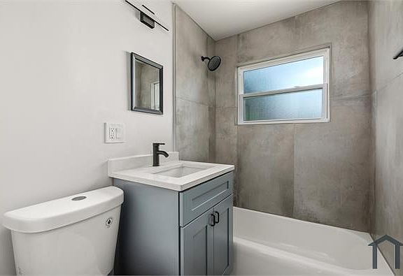 3rd image of 3119 W Wabansia Ave #3