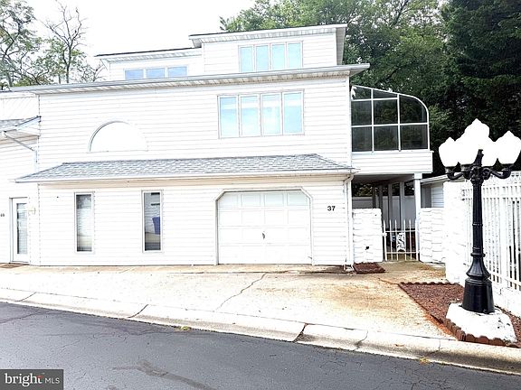 2nd image of 37 Hunters Point Dr