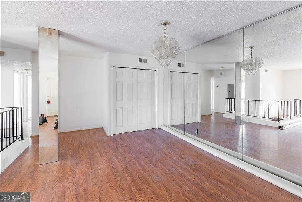 1213 Camelot Dr photo 1