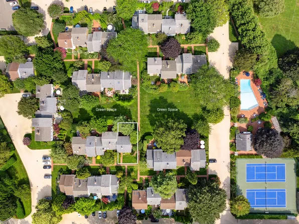 570 Hampton Rd APT 16, Southampton, NY 11968