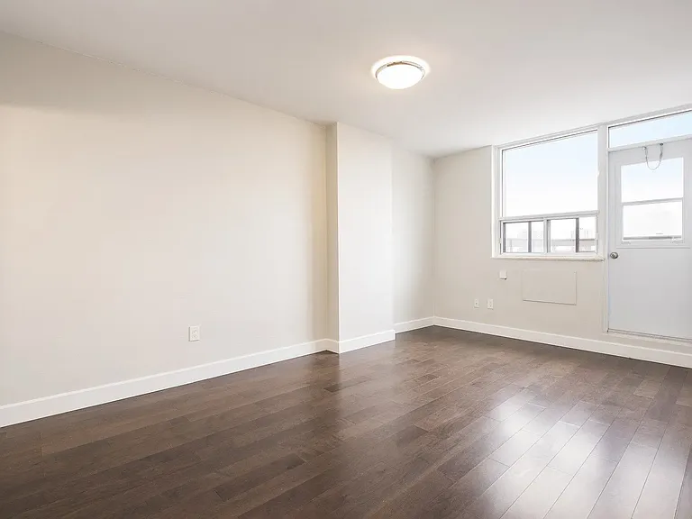 6151 Bathurst St — Photo 7