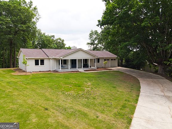 3rd image of 745 Honeysuckle Rd