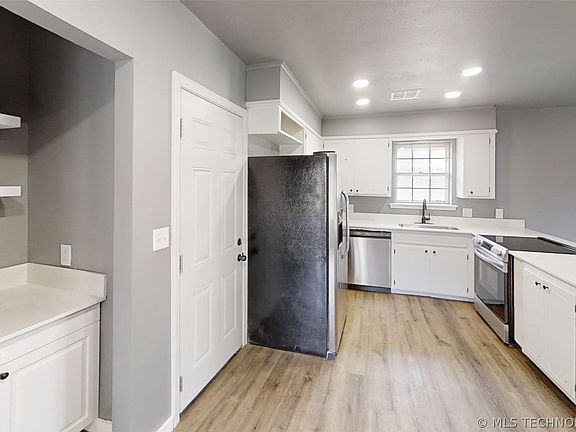 3rd image of 404 N Wortman Pl