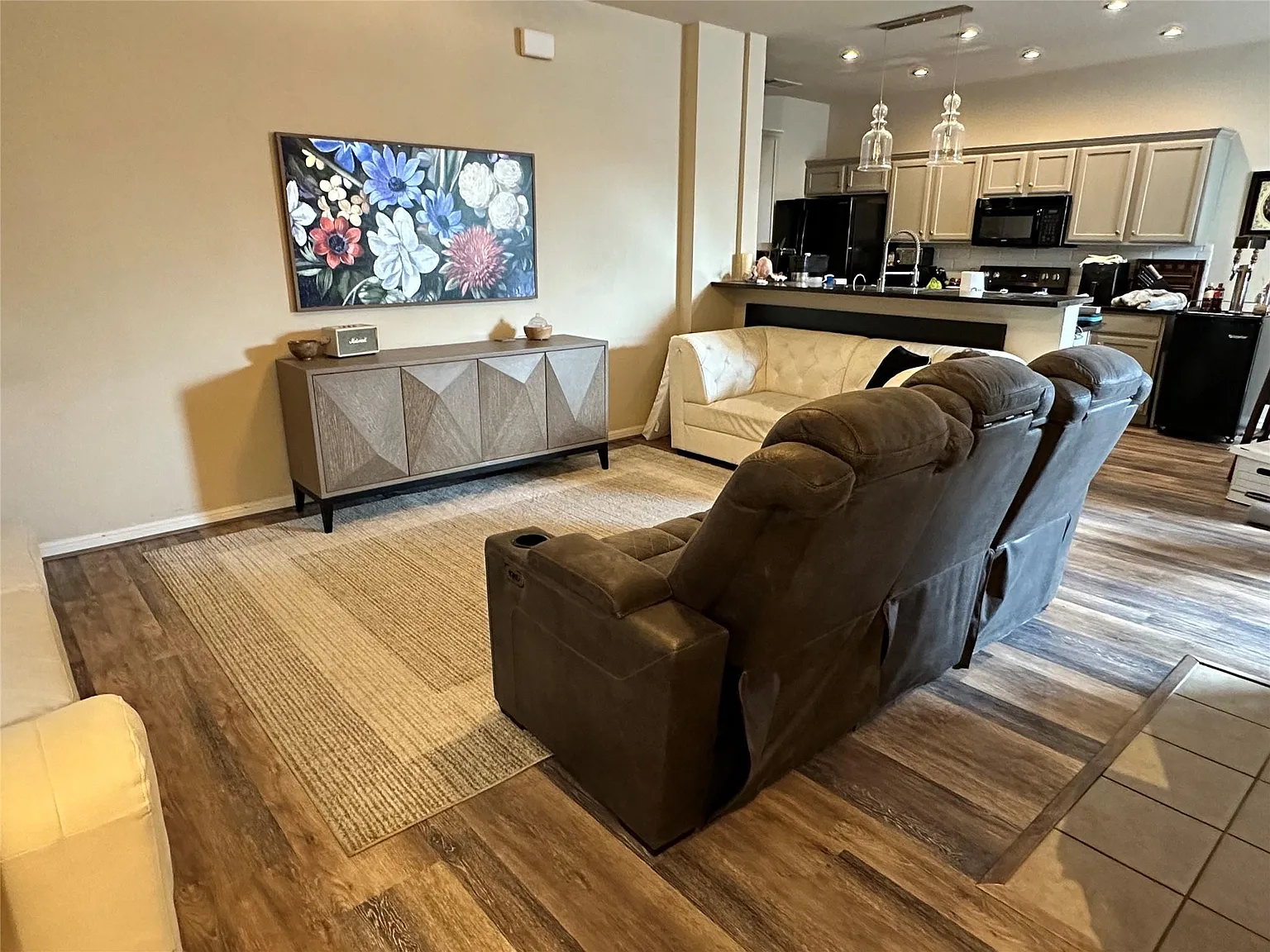 3 bed, 2.5 bath, 1848 sqft, $2,100 — Photo 3