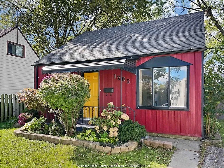 1205 Oak St — Photo 1