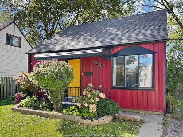1205 Oak St, Windsor, ON N8X 2B2