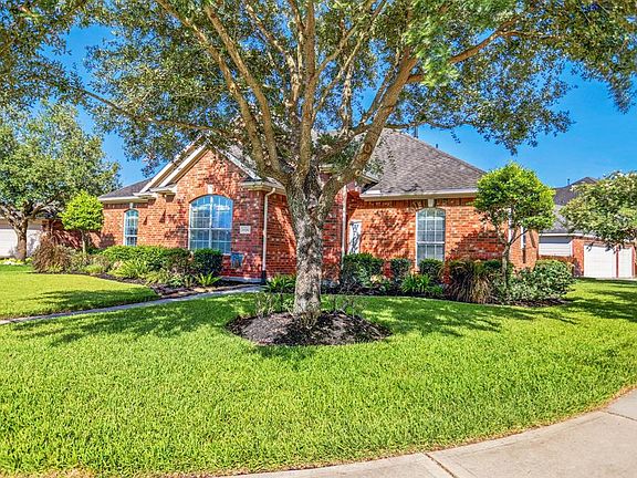 A Beautiful Oak Tree and landscape will greet your guests.