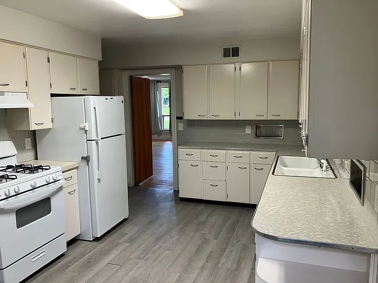 122 W Scanlon St — Photo 14