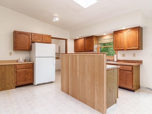 3rd image of 2379 Circle Dr