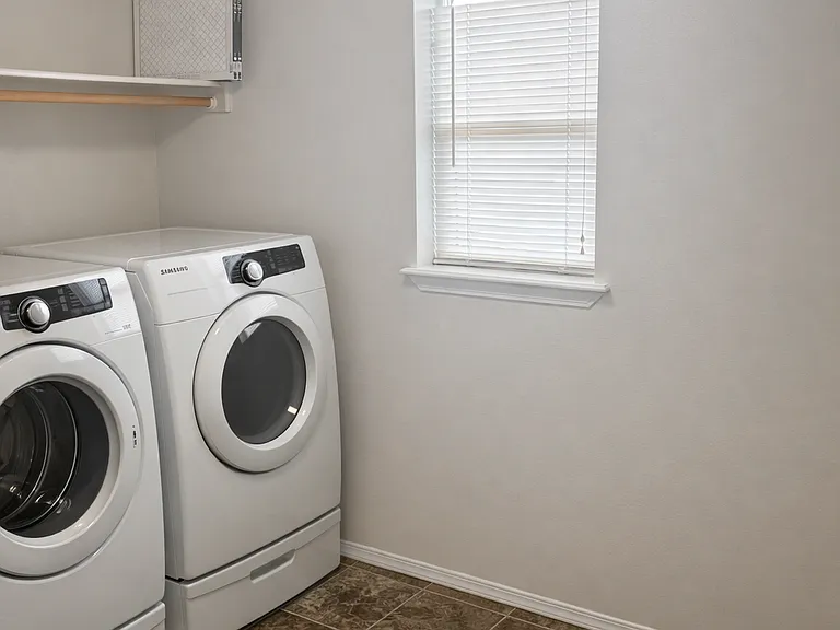 645 SW Miner St — Photo 17