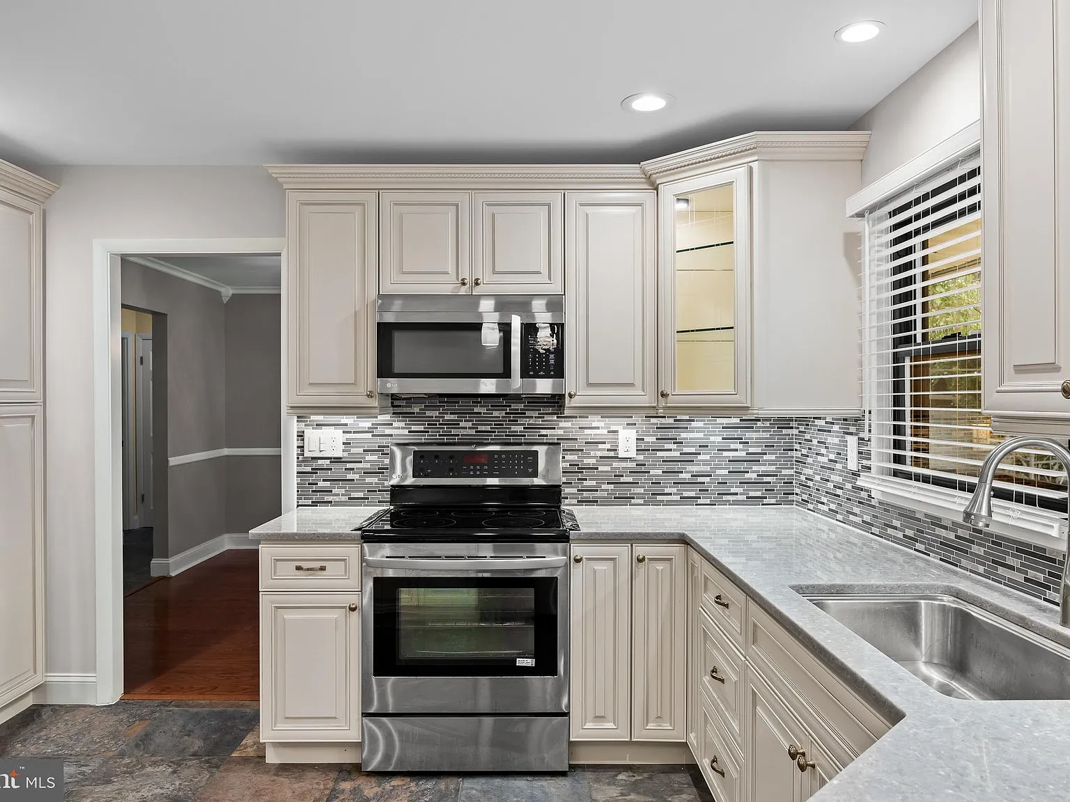 5 bed, 2560 sqft, $3,200 — Photo 3