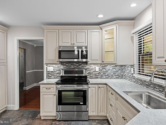 3rd image of 10 Traynor Ln