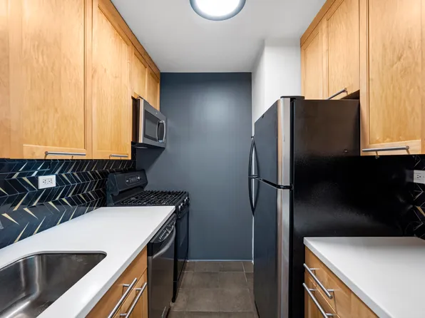 200 East 24th Street image 5 of 11