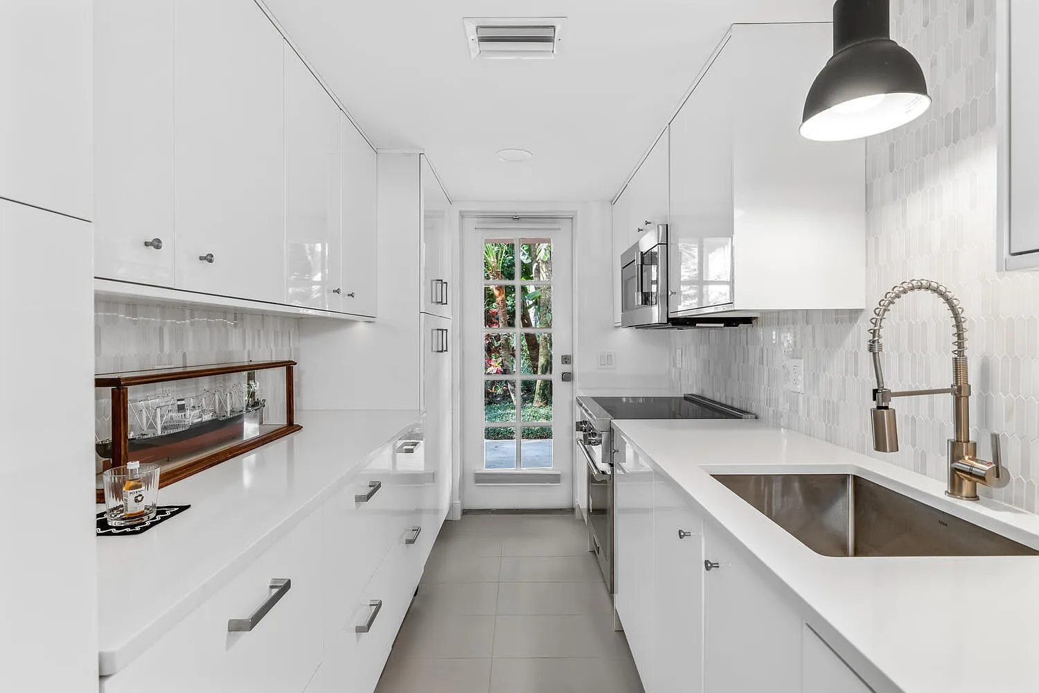 1 bed, 1.0 bath, 640 sqft, $10,500 — Photo 4