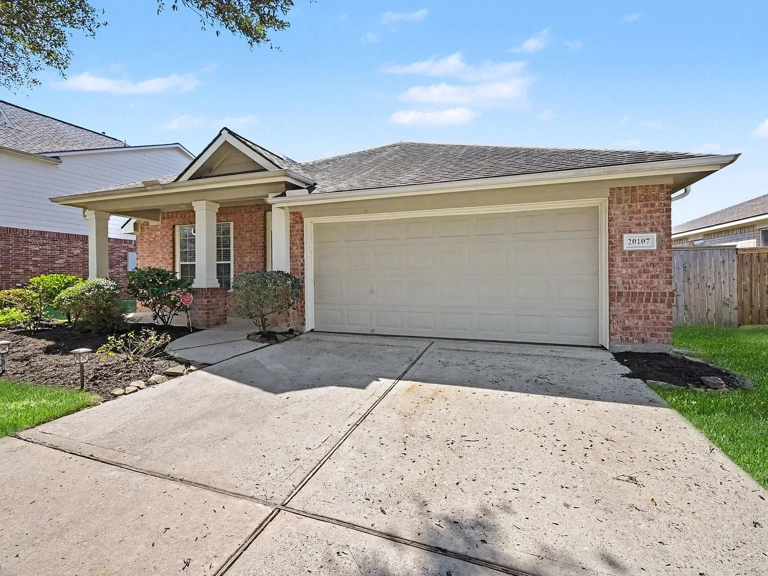 3 bed, 2.0 bath, 2055 sqft, $2,300 — Photo 4