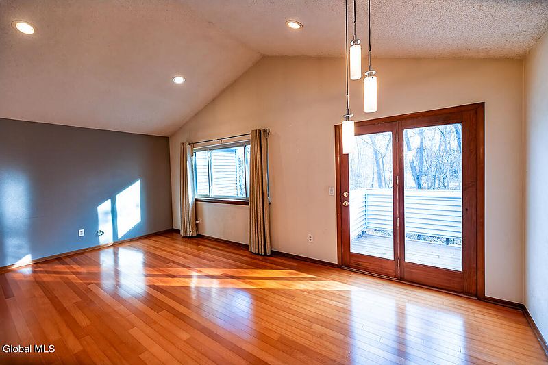 3rd image of 208 Yorktown Drive