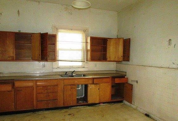 5th image of 438 Forest Ave