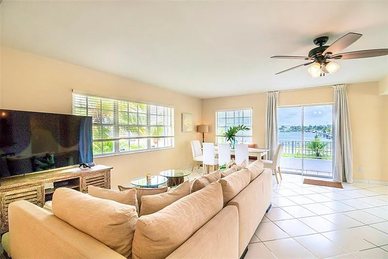 3 bed, 3.0 bath, 2265 sqft, $5,200 — Photo 3