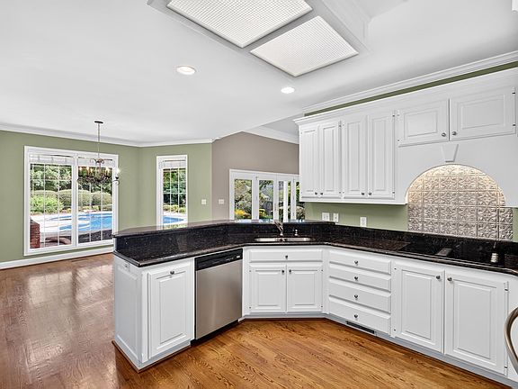 4th image of 143 W Woodglen Rd