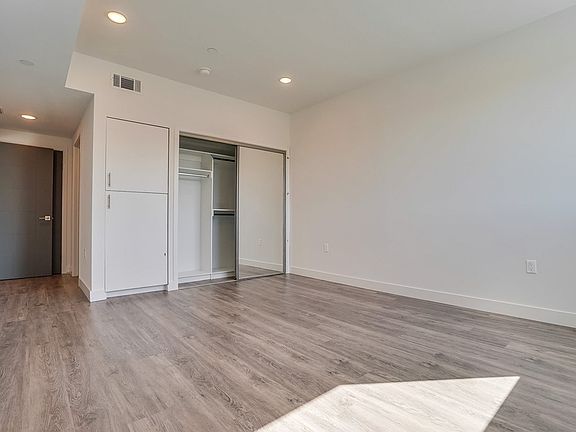 4th image of 7223 Tyrone Ave #402
