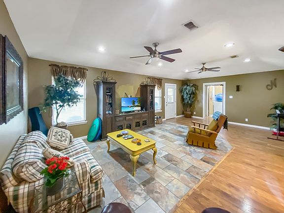 3rd image of 6949 Fieldstone Dr