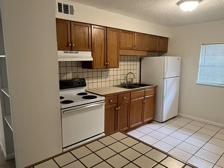 1218 Hickman Rd #2 — Photo 9