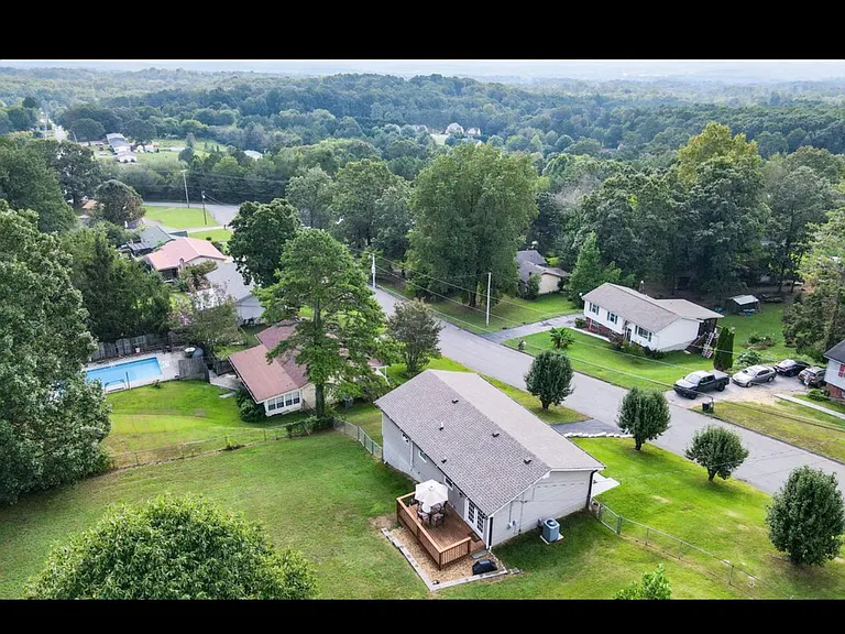 911 Crest Dr — Photo 50