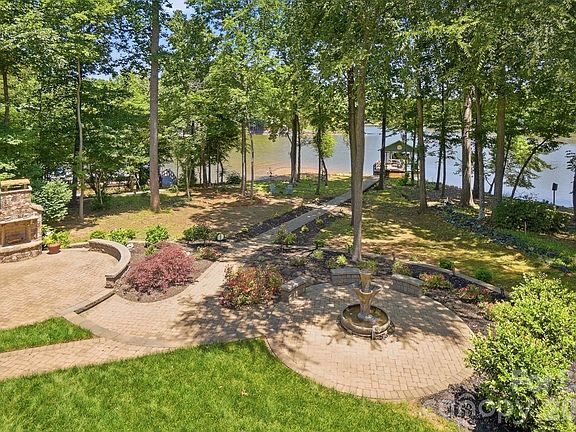 3rd image of 932 Thorn Ridge Ln