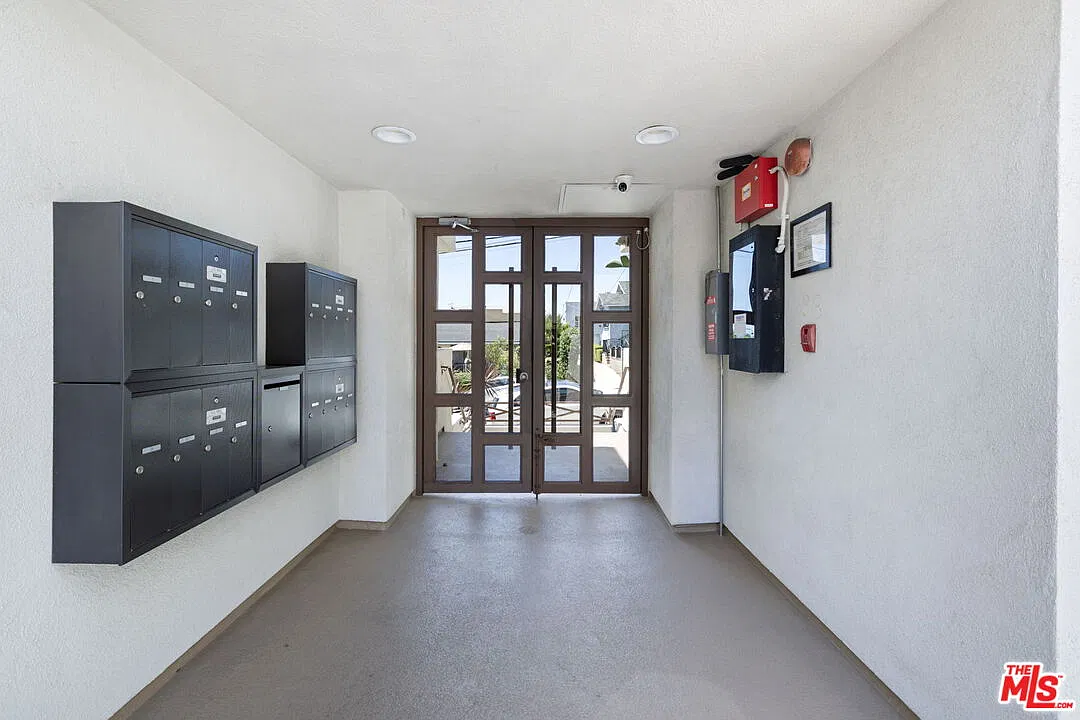2 bed, 3.0 bath, 1087 sqft, $4,500 — Photo 3