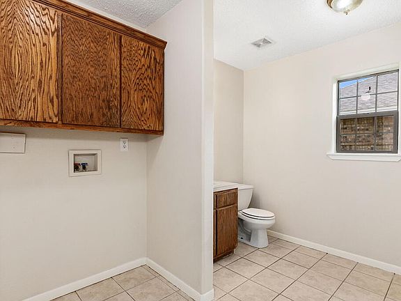 5th image of 1006 Lynn St