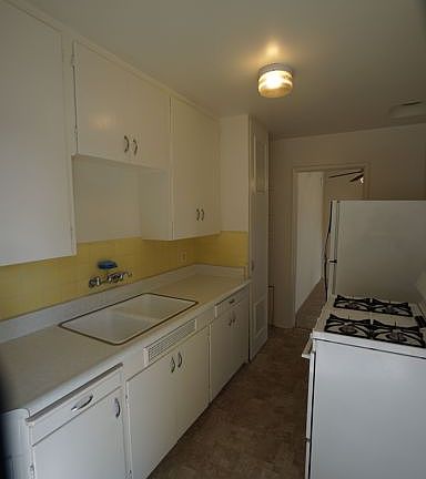 3rd image of 3911 Riviera Dr