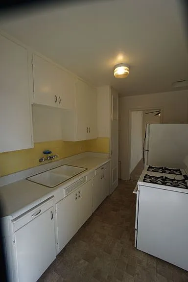 3911 Riviera Dr — Photo 2