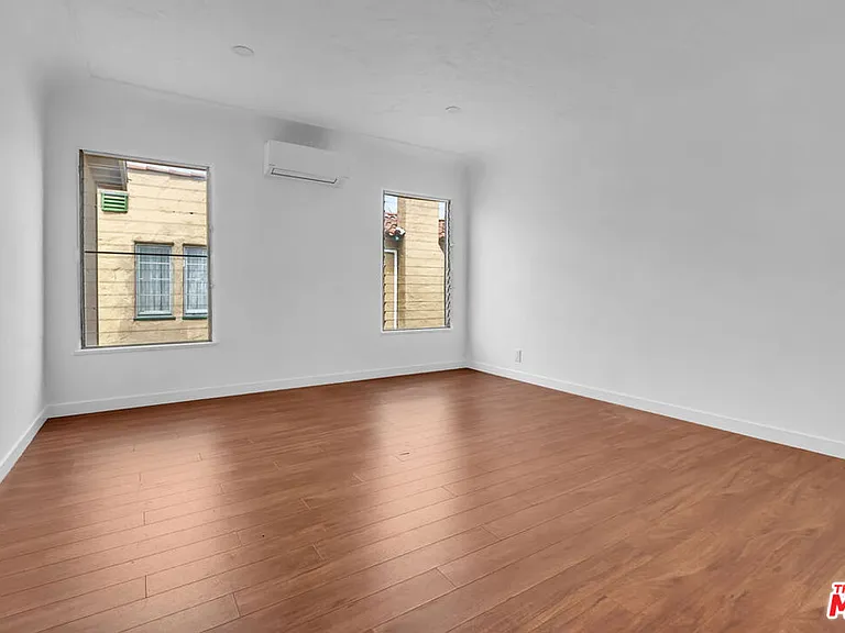8300 Blackburn Ave — Photo 13