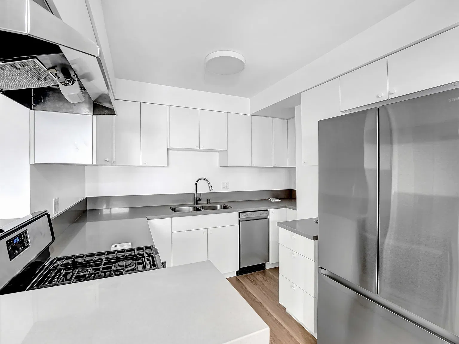 1121 California Ave, North of Wilshire in Santa Monica! — Photo 2