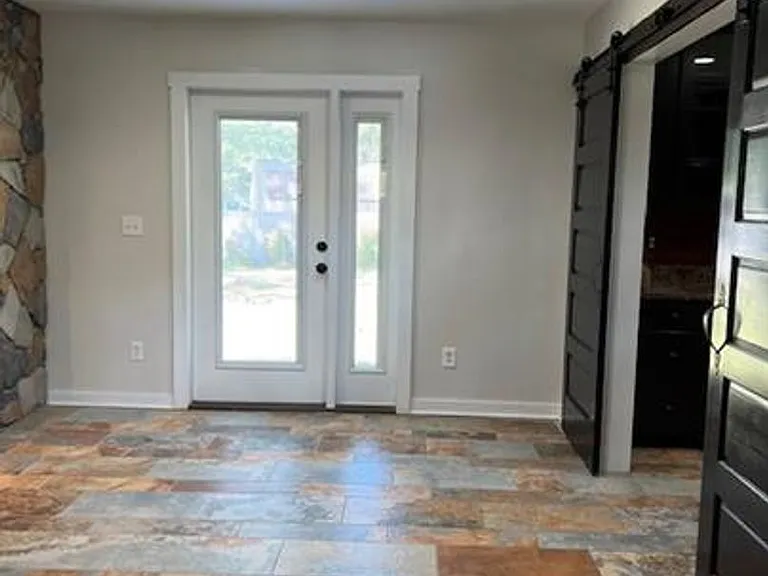 1009 Kenningston St — Photo 5