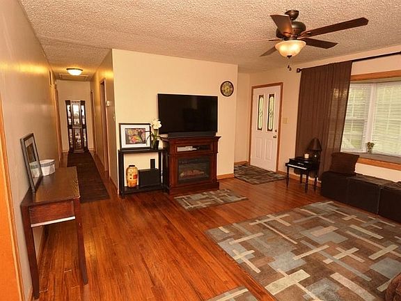3rd image of 2821 Lois St