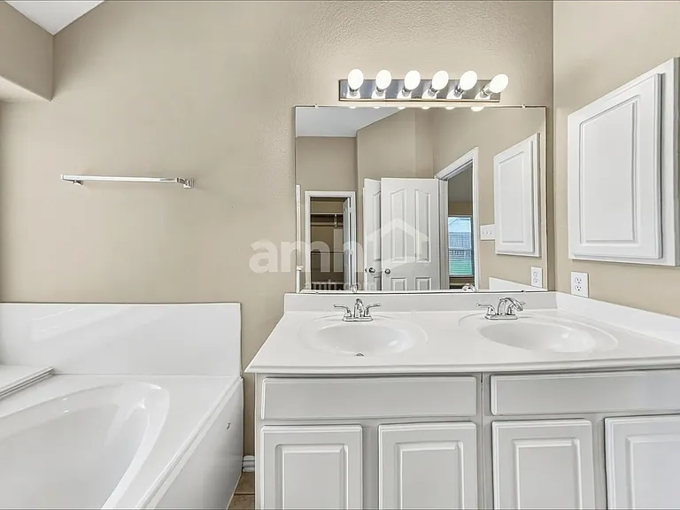 2918 Meridian Bay Ln — Photo 11