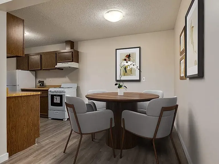 5516 47a Ave #104 — Photo 2