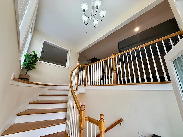 33 John Hancock Dr — Photo 2