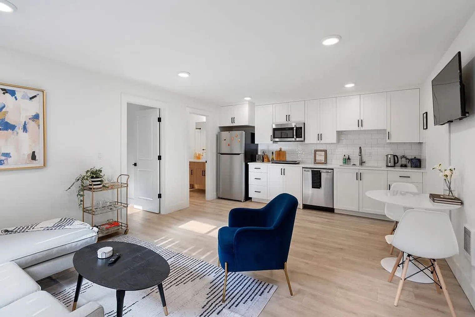 1 bed, 1.0 bath, 699 sqft, $4,244 — Photo 4