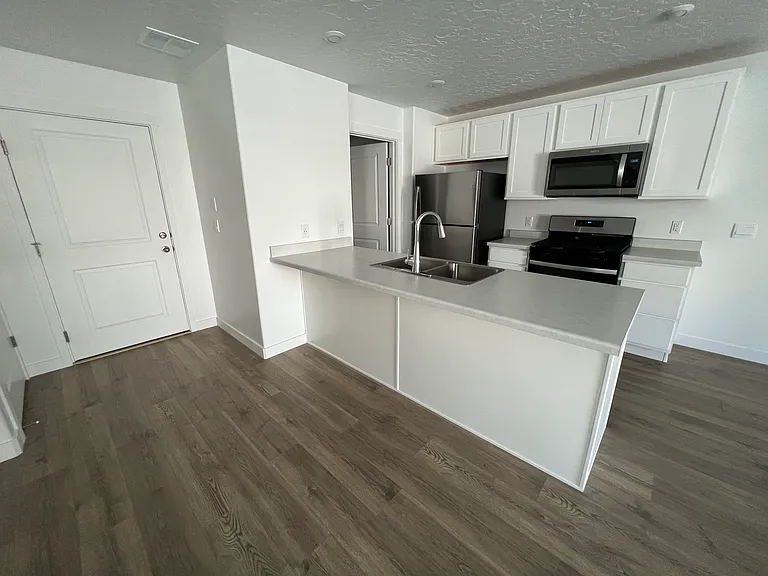 1868 N Blue Iris Ave — Photo 2